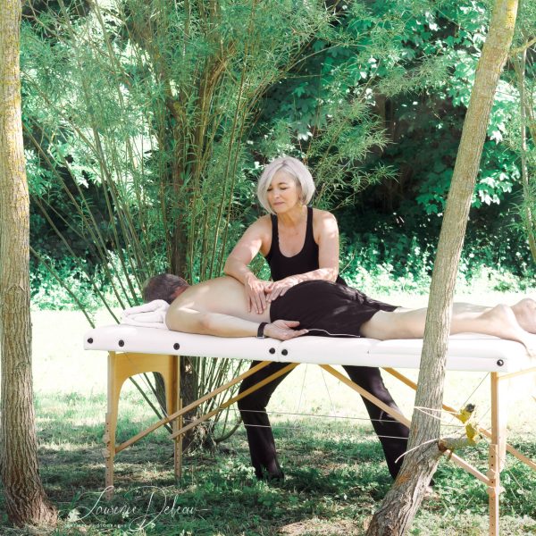 Myriam 2 Laurence Deleau Photographie_ massge du dos en pleine nature