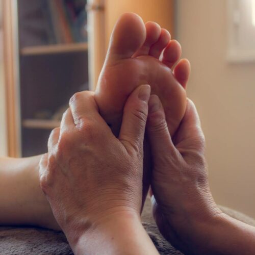 Massage d'un pied en gros plan